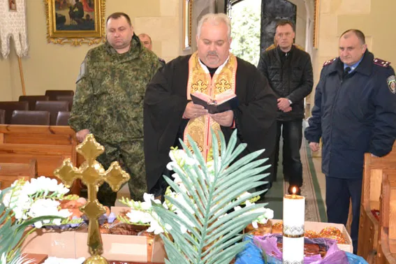 Бійцям АТО відправили мікроавтобус з пасками та іншими великодніми подарунками (фото) — фото 5