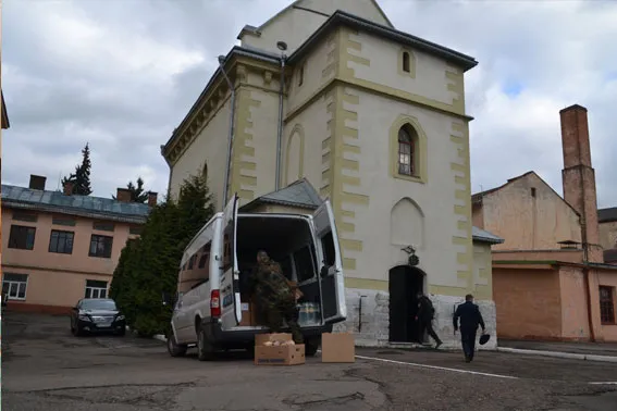 Бійцям АТО відправили мікроавтобус з пасками та іншими великодніми подарунками (фото) — фото 6