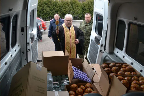 Бійцям АТО відправили мікроавтобус з пасками та іншими великодніми подарунками (фото) — фото 10