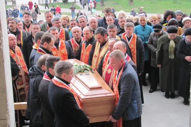 На Львівщині прощаються з отцем Василем Поточняком — фото 1
