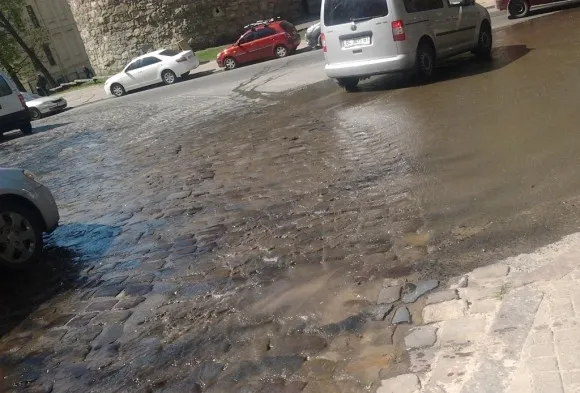 У Львові на початку вулиці Лисенка зірвало пожежний гідрант (відео) — фото 1