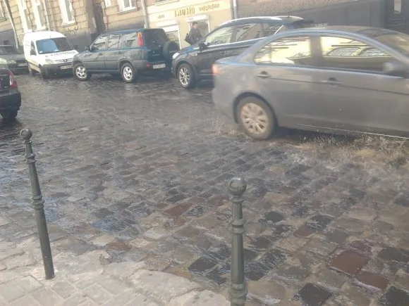 У Львові на початку вулиці Лисенка зірвало пожежний гідрант (відео) — фото 3