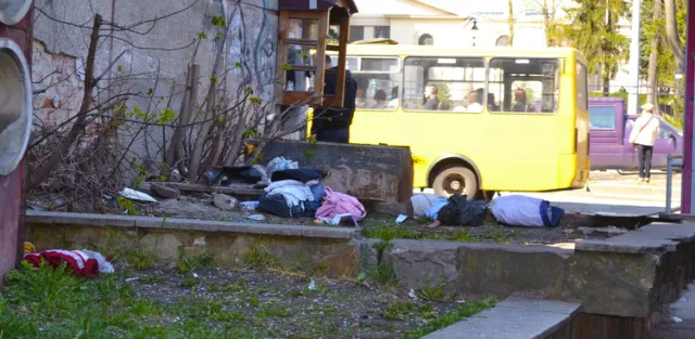 Біля Львівської Політехніки оселилась група циган, яка «полює» на перехожих (фото) — фото 1