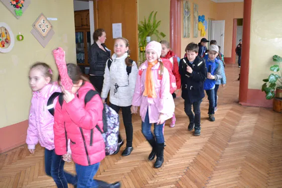Правоохоронці навчали школярів правильно евакуйовуватись у випадку небезпеки (фото) — фото 12