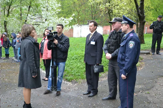 Правоохоронці навчали школярів правильно евакуйовуватись у випадку небезпеки (фото) — фото 3