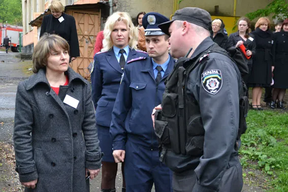 Правоохоронці навчали школярів правильно евакуйовуватись у випадку небезпеки (фото) — фото 4