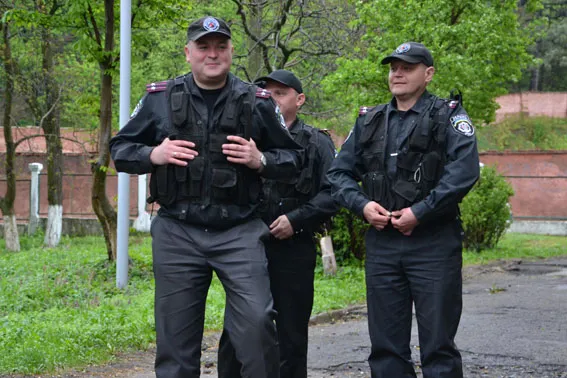 Правоохоронці навчали школярів правильно евакуйовуватись у випадку небезпеки (фото) — фото 5