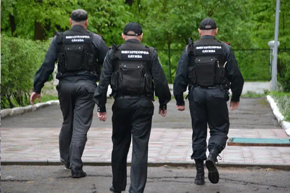 Правоохоронці навчали школярів правильно евакуйовуватись у випадку небезпеки (фото) — фото 6