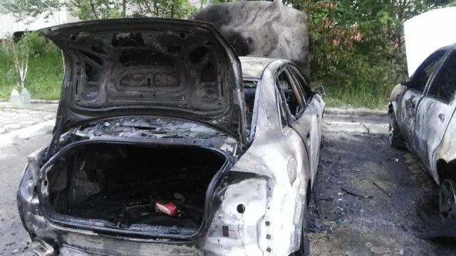 У Львові на світанку невідомі підпалили два авто (фото) — фото 1