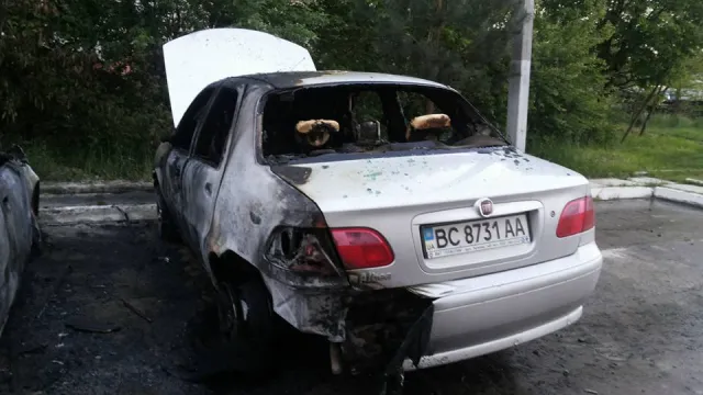 У Львові на світанку невідомі підпалили два авто (фото) — фото 5