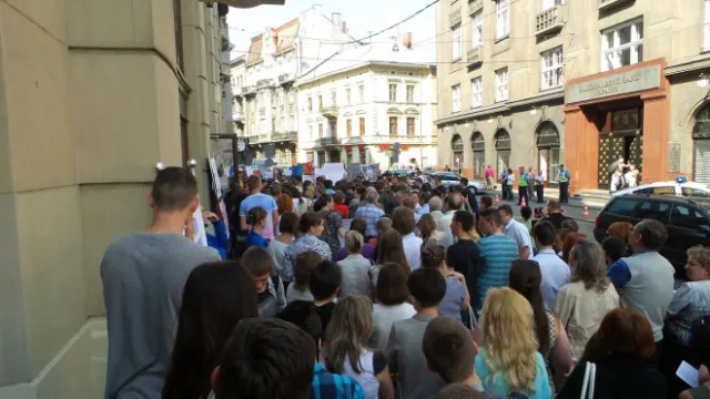 Студенти Львівської державної фінансової академії провели мітинг проти приєднання до ЛНУ ім. І Франка (фото+відео) — фото 1