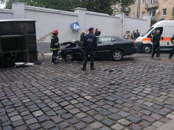 На вулиці Гуцульській трапилася ДТП за участю легковика та вантажівки (фото) — фото 1