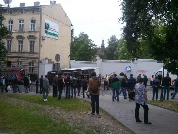 На вулиці Гуцульській трапилася ДТП за участю легковика та вантажівки (фото) — фото 2