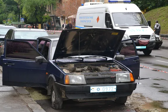 У Львові біля райвідділу підірвали автомобіль працівника міліції (фото) — фото 3
