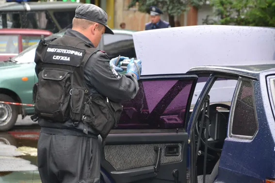 У Львові біля райвідділу підірвали автомобіль працівника міліції (фото) — фото 4
