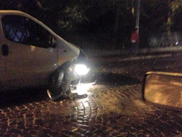 У Львові вночі трапилась аварія, в якій постраждали двоє людей. Винуватець ДТП втік залишивши автобус (фото) — фото 1