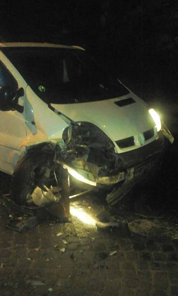 У Львові вночі трапилась аварія, в якій постраждали двоє людей. Винуватець ДТП втік залишивши автобус (фото) — фото 2