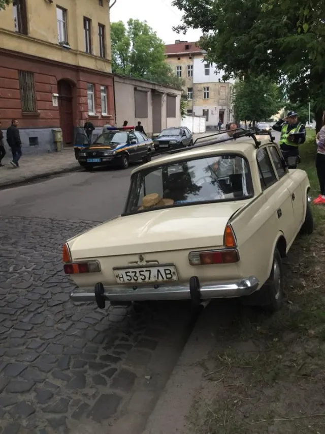 У Львові водій автомобіля «Москвич» влаштував масове ДТП, та втік з місця події — фото 1