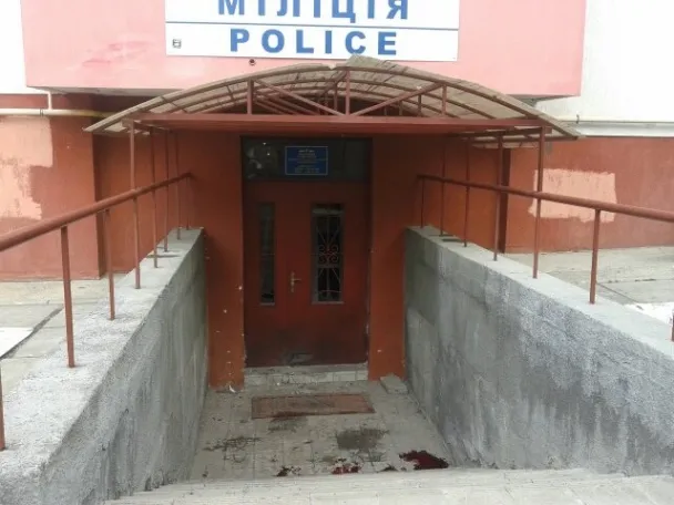 У Львові біля райвідділу на розтяжці підірвався правоохоронець (фото) (оновлено) — фото 1