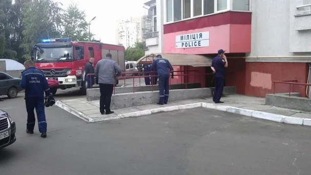 У Львові біля райвідділу на розтяжці підірвався правоохоронець (фото) (оновлено) — фото 2