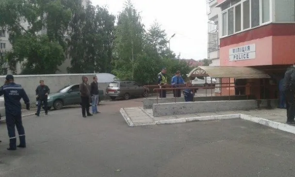 У Львові біля райвідділу на розтяжці підірвався правоохоронець (фото) (оновлено) — фото 3