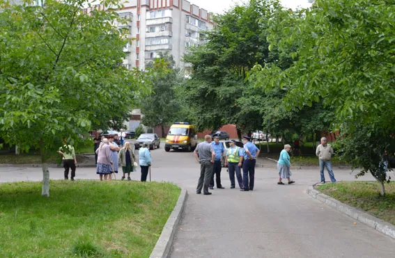 У Львові біля райвідділу на розтяжці підірвався правоохоронець (фото) (оновлено) — фото 4