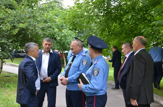 У Львові біля райвідділу на розтяжці підірвався правоохоронець (фото) (оновлено) — фото 5