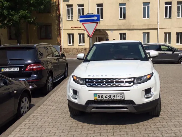 У Львові Ольга Фреймут припаркувала свій «Range Rover» на тротуарі (фото) — фото 1