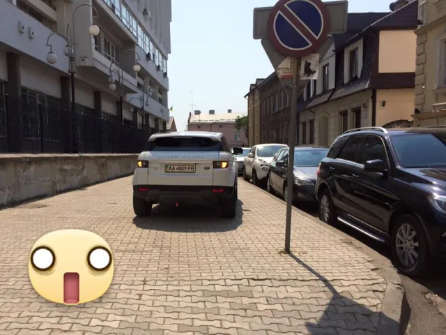 У Львові Ольга Фреймут припаркувала свій «Range Rover» на тротуарі (фото) — фото 2