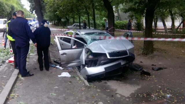 Водій на Угорській поцілив в дерево (фото) — фото 3