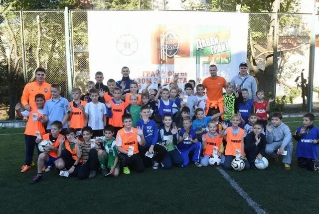 Гравці команди "Шахтар" зіграли в футбол з львівськими хлопчаками (фото) — фото 4