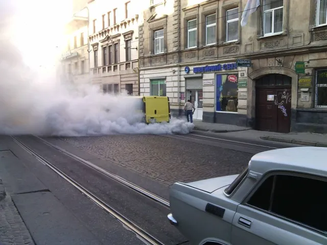 У Львові, дим від мікроавтобуса заполонив половину дороги (фото) — фото 1