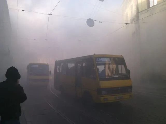 У Львові, дим від мікроавтобуса заполонив половину дороги (фото) — фото 2