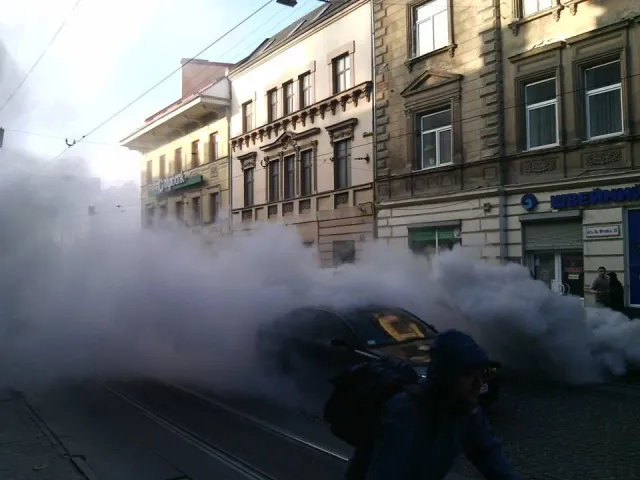 У Львові, дим від мікроавтобуса заполонив половину дороги (фото) — фото 5