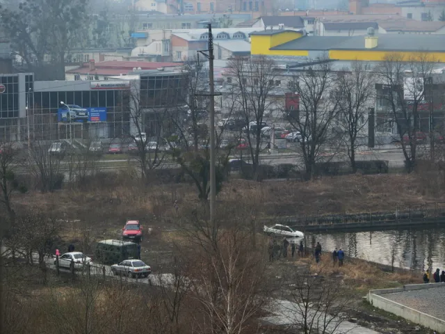 «На зло дружині втоплю автомобіль» - з пожежної водойми на Липинського витягали Ауді — фото 2
