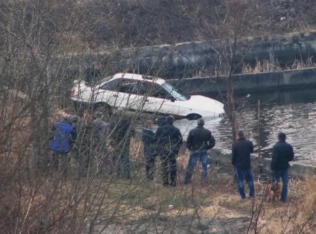 «На зло дружині втоплю автомобіль» - з пожежної водойми на Липинського витягали Ауді — фото 3
