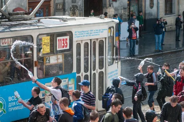 10 кубів води і півсотні молоді: Львів обсушується після Обливаного понеділка — фото 3