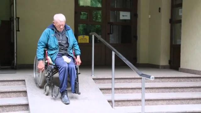 Львів відкритий для світу, проте не для всіх верств – у місті встановлюють інфраструктуру для маломобільних людей — фото 1
