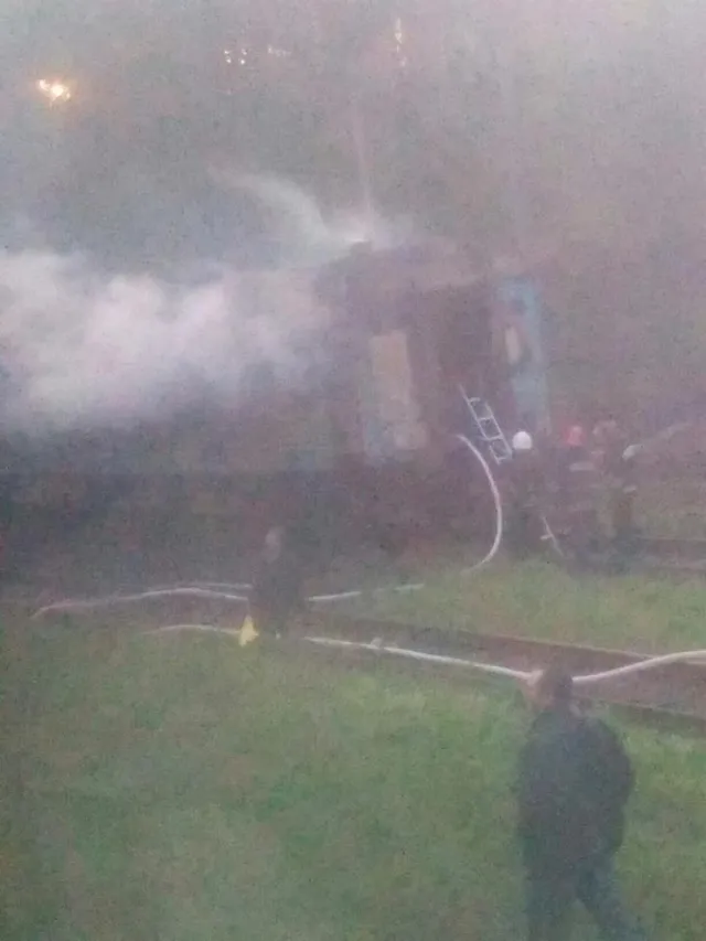 Пасажирський вагон у «5 парку», ймовірно, підпалив безхатченко – все згоріло вщент — фото 1